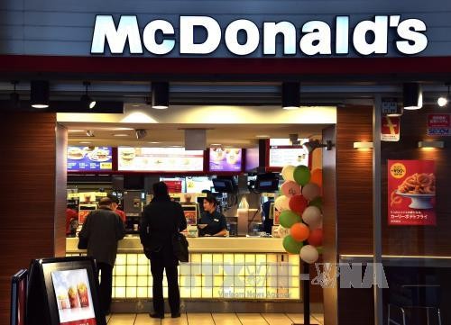 Khách hàng mua đồ ăn tại một cửa hàng McDonald's ở Tokyo. Ảnh: AFP/TTXVN