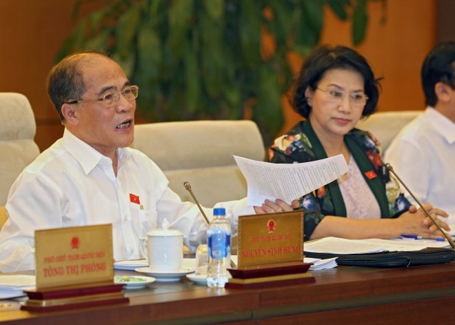 Cuộc họp của Ủy ban Thường vụ Quốc hội kéo dài đến 17g30 mới kết thúc, với kết luận đưa vấn đề ra để Quốc hội thảo luận và quyết định