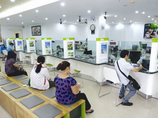 Giao dịch tại Vietcombank. Hiện giá trị vốn hóa của VCB đang cao nhất thị trường, đạt 145.242 tỉ đồng, tương đương 6,65 tỉ đô la Mỹ.