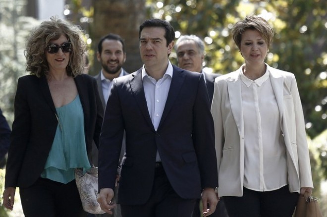 Thủ tướng Alexis Tsipras cùng với Phó ngoại trưởng về các vấn đề châu Âu mới được bổ nhiệm Sia Anagnostopoulou và phát ngôn viên của chính phủ Olga Gerovasili. Ảnh: Bloomberg