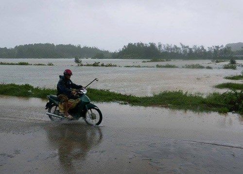 Mưa lớn khiến nhiều diện tích ở Cô Tô bị ngập. Mưa lớn khiến nhiều diện tích ở Cô Tô bị ngập.