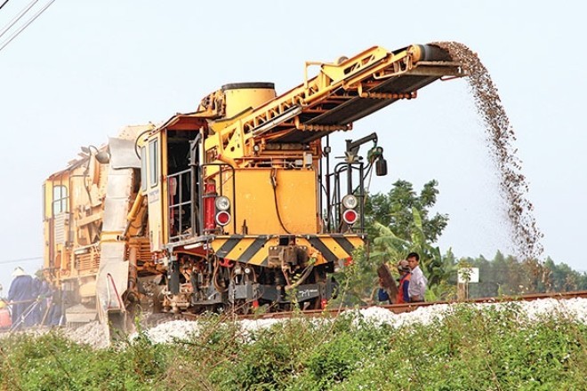 Bộ GTVT sẽ thực hiện tinh giản biên chế để đáp ứng yêu cầu công nghiệp hóa, hiện đại hóa và hội nhập quốc tế, góp phần nâng cao năng suất lao động. Trong ảnh: Thực hiện duy tu đường sắt bằng máy sàng đá