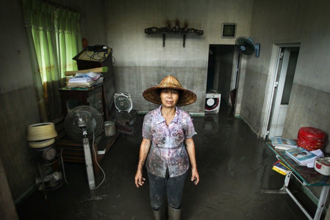 Bà Đỗ Thị Chính ngao ngán khi đứng giữa ngôi nhà ngập bùn đất