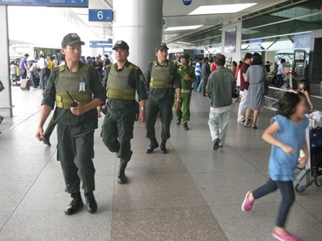 Lực lượng an ninh hàng không sân bay TSN đi tuần tra thường xuyên trong những ngày thực hiện an ninh hàng không Cấp độ 1