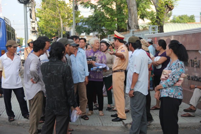Dù lực lượng chức năng giải thích, thuyết phục chủ xe đưa xe vào các bãi đậu để tránh gây mất an toàn giao thông nhưng các xã viên nhất quyết không chịu Dù lực lượng chức năng giải thích, thuyết phục chủ xe đưa xe vào các bãi đậu để tránh gây mất an toàn giao thông nhưng các xã viên nhất quyết không chịu