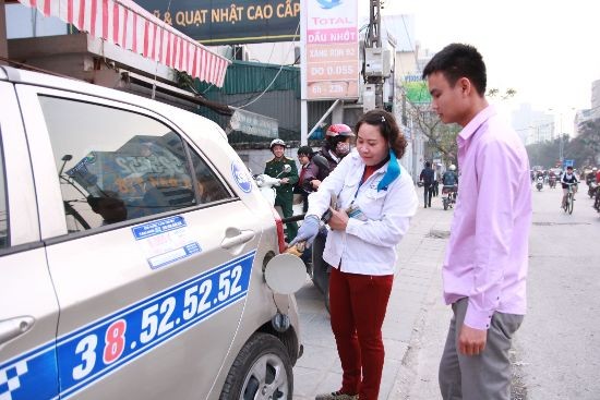 Mua bán xăng tại một cửa hàng trên phố Láng Hạ. Ảnh: Phạm Hùng