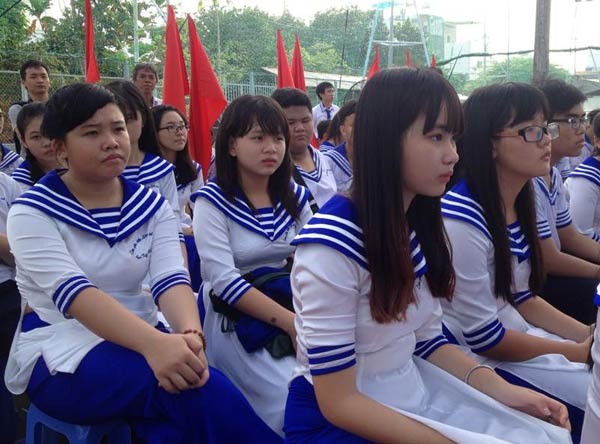 Học sinh trường THPT Nhân Việt với màu áo hải quân dự lễ khai giảng. Ảnh:Nguyễn Loan. Học sinh trường THPT Nhân Việt với màu áo hải quân dự lễ khai giảng. Ảnh:Nguyễn Loan.