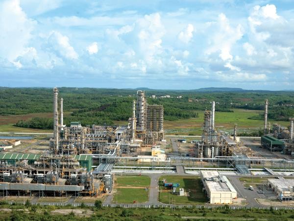 Kết quả kinh doanh của Nhà máy Lọc dầu Dung Quất 6 tháng đầu năm 2015 vẫn lãi lớn. Kết quả kinh doanh của Nhà máy Lọc dầu Dung Quất 6 tháng đầu năm 2015 vẫn lãi lớn.