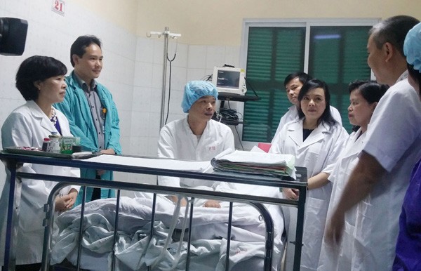 Bệnh nhân ghép tim có thể tự ngồi dậy, trả lời rành mạch từng câu hỏi của Bộ trưởng.Ảnh: T.Hạnh