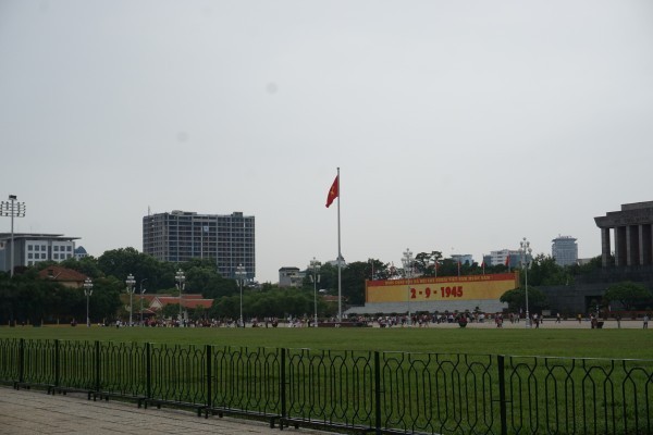 Kỳ lạ 'pháo đài' dòm xuống Lăng Bác