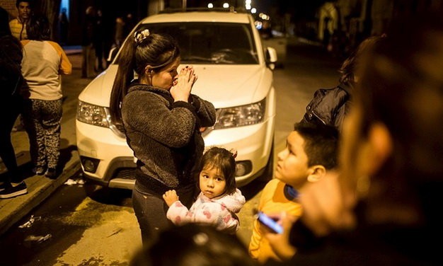 Người dân đổ ra đường ở Santiago sau khi động đất xảy ra - Ảnh: Reuters Người dân đổ ra đường ở Santiago sau khi động đất xảy ra - Ảnh: Reuters
