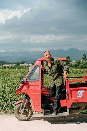 Zhang Yibin và chiếc xe ông mua từ trang mua sắm trực tuyến Alibaba Zhang Yibin và chiếc xe ông mua từ trang mua sắm trực tuyến Alibaba