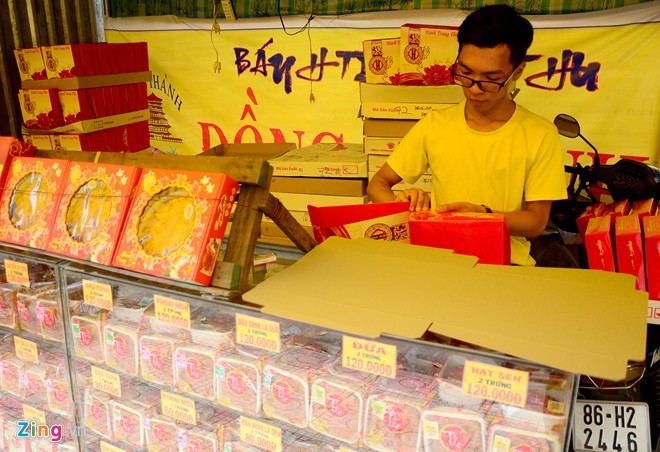 Quốc Anh (sinh viênĐH Hồng Bàng)tranh thủ xếp hộp bánh trong khi chờ khách cho biết, đây là năm thứ 3 đibán thuê bánh trung thu. Một ngày làm12 tiếng, sinh viên này đượctrả công 150.000 đồng. "So với thời điểm hiện tạicác năm trước, năm nay, em thấysức muaquá yếu. Một ngày từ sáng đến đêm em chỉ bánđược hơn chục cái", Quốc Anh chia sẻ.