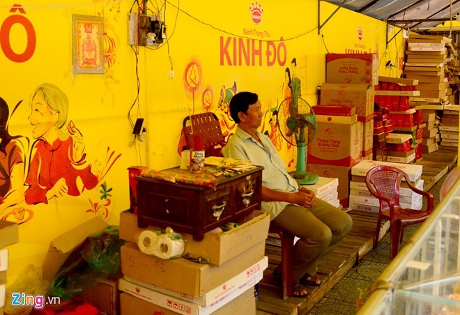 Ông Nguyễn Văn Sinh,chủ một đại lý trên đường 3/2, có thâm niên hơn 30 nămbán bánh trung thungồi thẫn thờ khi quầy vắng khách. Ông Sinh cho hay, chưa bao giờ sức tiêu thụ bánh lại kém như năm nay.Thời điểm hiện tại là là cao điểm bánnhưng cả buổi sáng rất ít khách mua. "Đợt bán năm nay, ngoài tiền bán, tiền thuê mặt bằng, trả công chonhân viên, khả năng tôi chỉ hoà vốn", chủ quầy buồn bã nói.
