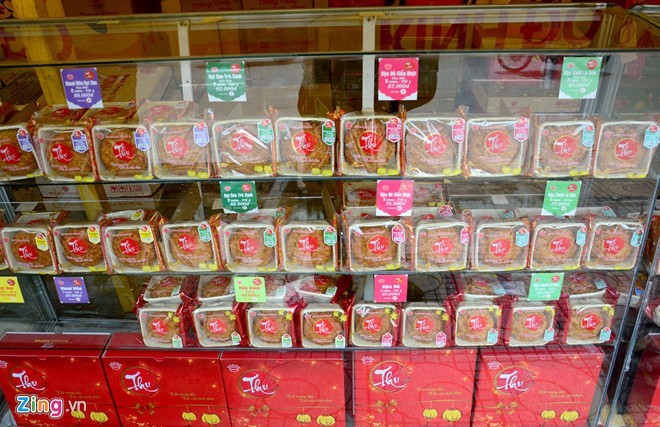 Theo ghi nhận, tại nhữngđại lý bán bánhĐồng Khánh giảm giá mua 1 tặng 2,3, có rất nhiều bao bì không cónhãn mác, xuất xứ và ngày sản xuấthoặcmang tên những cơ sở sản xuấtkhác nhau. Giá sản phẩm rất rẻ và đa phần là loại nhỏ bán riêng lẻ. Một chủđại lý bán kiểunàytrênđường Lý Thường Kiệt tiết lộ, các loại bánh được áp dụng khuyến mại lớn phần lớn đều đã được đôn giá lên so với giá gốc. Nếu bán đúng giá gốc rồi tặng thêm 3 cái thì không khác gì chủ hàng đang cho không.