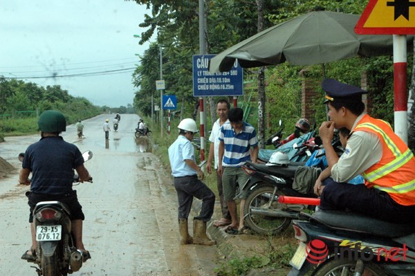 Ông Nguyễn Văn Tốn (người đi ủng) có mặt tại hiện trường vụ việc.