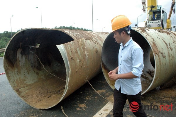 Đoạn đường ống bị vỡ được đơn vị thi công đưa lên.