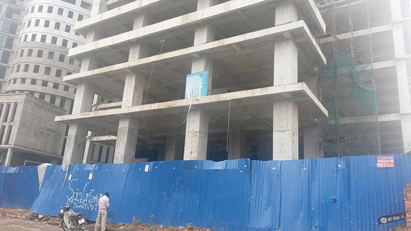 Rất nhiều khách hàng đã đóng phần lớn tiền cho chủ đầu tư Hatoco, nhưng chưa biết khi nào mới nhận được nhà, bởi hiện nay trên công trường dự án hầu như không có công nhân Rất nhiều khách hàng đã đóng phần lớn tiền cho chủ đầu tư Hatoco, nhưng chưa biết khi nào mới nhận được nhà, bởi hiện nay trên công trường dự án hầu như không có công nhân