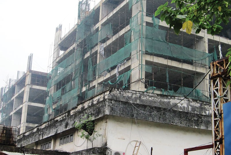 Chậm tiến độ nhiều năm liền. Năm 2013, thị trường căn hộ có dấu hiệu hồi phục, chủ đầu tư Dự án Sky Garden Định Công bắt tay tái khởi động dự án và mở bán tiếp cho hàng trăm khách hàng mới, nhưng Dựa án Sky Garden sau khi xây xong phần đế lại "đắp chiếu" cả năm nay khiến TP. Hà Nội mới đây phải kiến nghị thu hồi chuyển chủ đầu tư để đảm bảo quyền lợi cho khách hàng mua nhà Chậm tiến độ nhiều năm liền. Năm 2013, thị trường căn hộ có dấu hiệu hồi phục, chủ đầu tư Dự án Sky Garden Định Công bắt tay tái khởi động dự án và mở bán tiếp cho hàng trăm khách hàng mới, nhưng Dựa án Sky Garden sau khi xây xong phần đế lại "đắp chiếu" cả năm nay khiến TP. Hà Nội mới đây phải kiến nghị thu hồi chuyển chủ đầu tư để đảm bảo quyền lợi cho khách hàng mua nhà