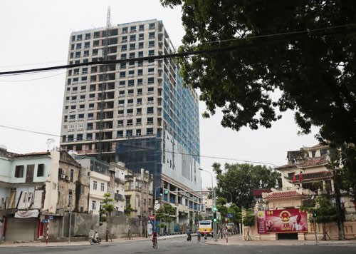 Tòa nhà 8B Lê Trực đang trong quá trình hoàn thiện. Ảnh:Nhật Quang. Tòa nhà 8B Lê Trực đang trong quá trình hoàn thiện. Ảnh:Nhật Quang.