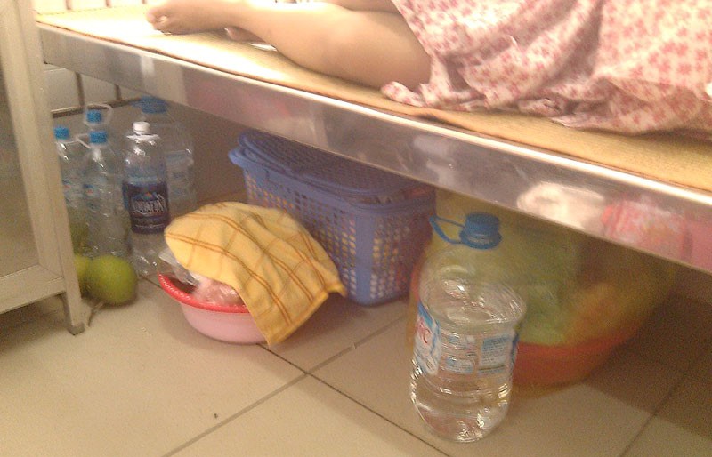 Gầm giường của các sản phụ lỉnh kỉnh các chai lọ chứa nước sạch Gầm giường của các sản phụ lỉnh kỉnh các chai lọ chứa nước sạch