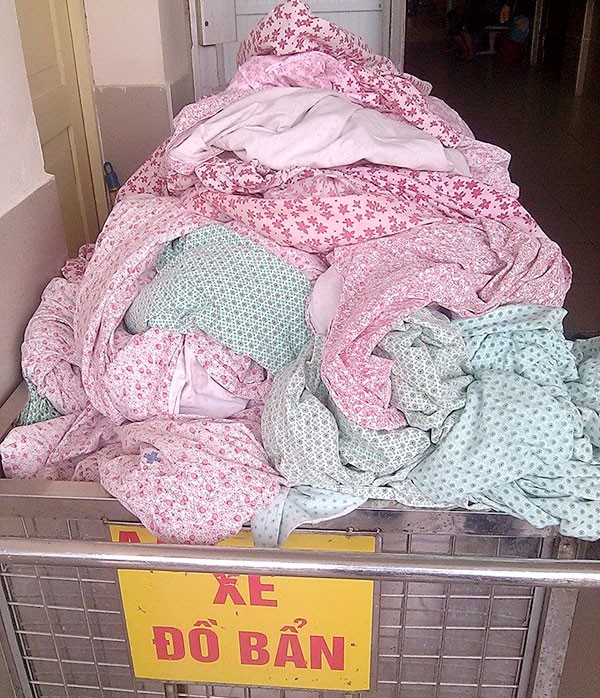 Quần áo bẩn chất đống tại bệnh viện Quần áo bẩn chất đống tại bệnh viện