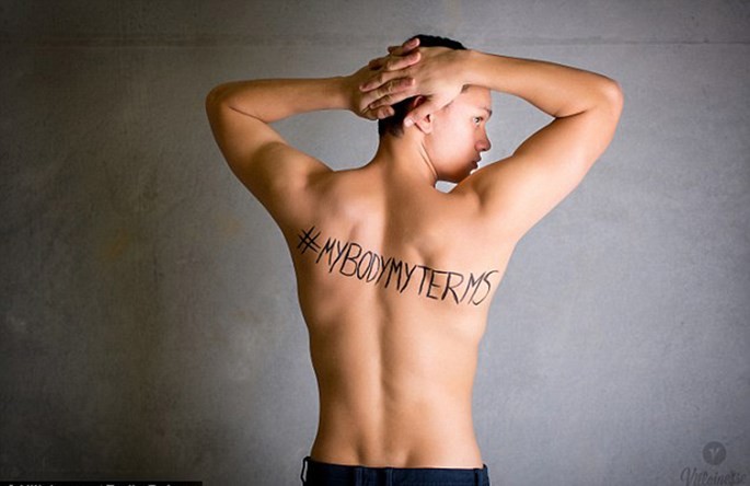 Chụp ảnh khỏa thân phản đối bạo lực tình dục ảnh 3