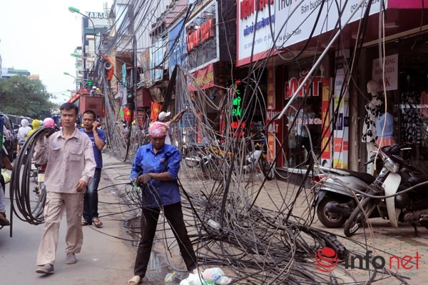 "Rác trời" bị khai tử rơi khắp vỉa hè, lòng đường.