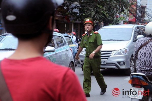 Các chiến sĩ công an khẩn trương phân luồng giao thông.
