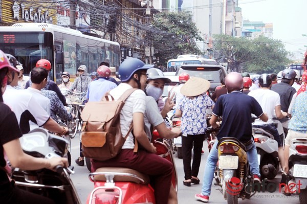 Người tham gia giao thông nhích từng cm trên phố Khâm Thiên vào trưa 8/10.