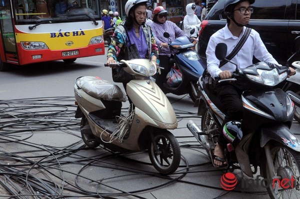 "Rác trời" rơi vãi xuống lòng đường...