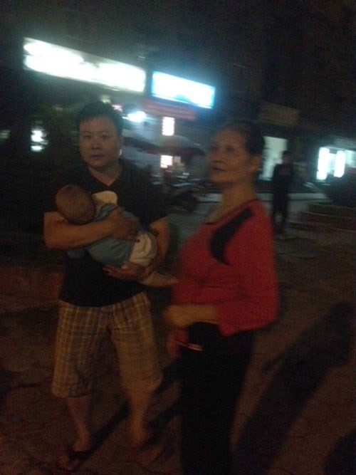 Người dân bồng bế con nhỏ thoát khỏi đám cháy