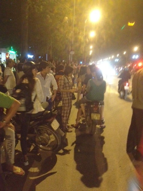 Hàng nghìn người dân hoảng hốt do đám cháy gây ra.