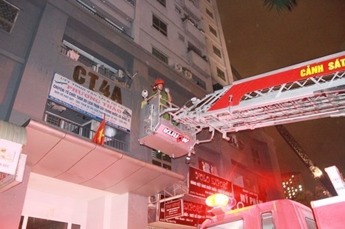 Các lực lượng chức năng đã huy động 21 xe cứu hoả các loại