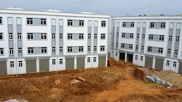 Tất cả các "căn nhà" đều có 2 mặt, phía trong nhìn ra khoảng đất vườn hoa, sân chơi chung.