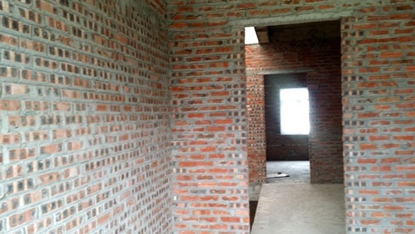 Mỗi tầng được chia làm 3 gian, với 2 phòng ngủ, 2 nhà vệ sinh khép kín riêng biệt.