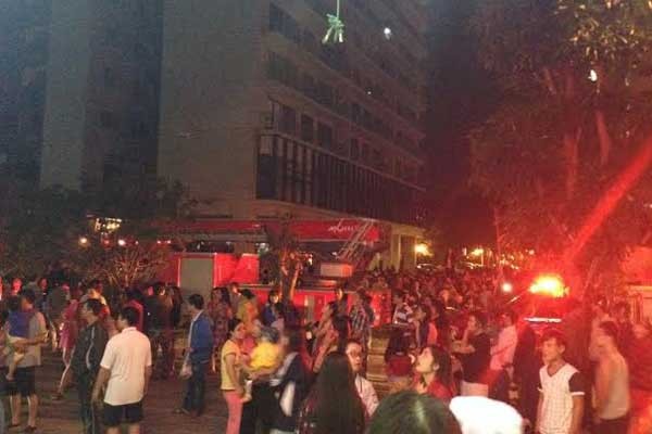 Hàng trăm người dân hoảng sợ chạy xuống sân chung cư.Ảnh: Thu Lý