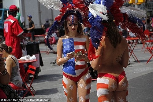 Chuyện các cô gái ngực trần kiếm 20 đôla với mỗi bức ảnh ảnh 3 Chuyện các cô gái ngực trần kiếm 20 đôla với mỗi bức ảnh ảnh 3