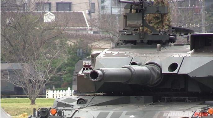 Tăng Type 10 của Nhật quay vòng không đổ ly rượu trên nòng pháo ảnh 1