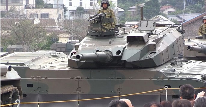 Tăng Type 10 của Nhật quay vòng không đổ ly rượu trên nòng pháo ảnh 2