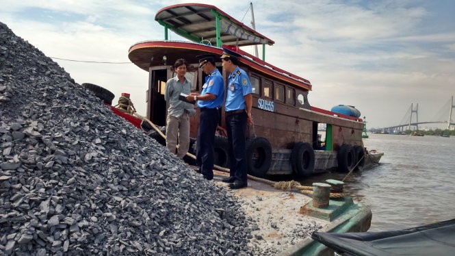 Hàng ngàn tàu thủy xóa vạch sơn an toàn để chở quá tải