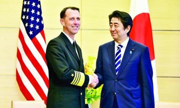 Đô đốc John Richardson (trái) và Thủ tướng Nhật Bản Shinzo Abe - Ảnh: abcnews.com