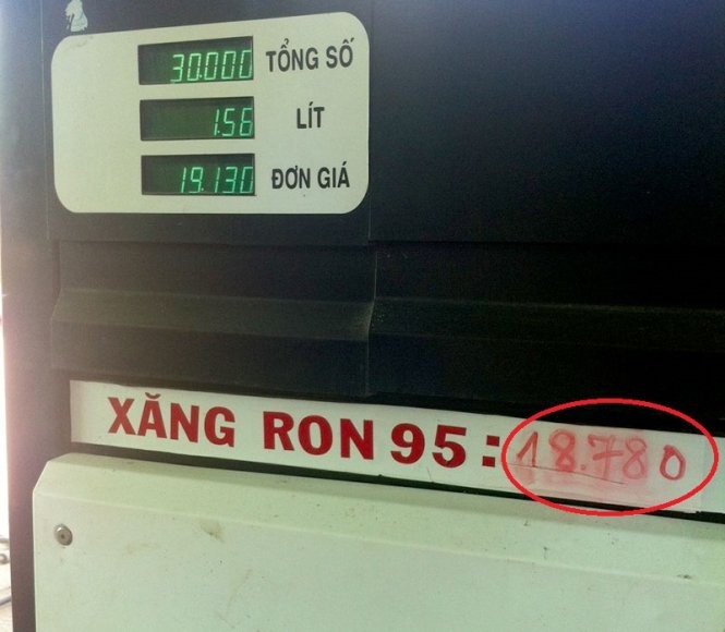 Giá nhà nước (phía dưới, khoanh tròn) và giá bán của cây xăng Nguyễn Mai chênh lệch gây thiệt hại cho khách hàng - Ảnh: M.TR. Giá nhà nước (phía dưới, khoanh tròn) và giá bán của cây xăng Nguyễn Mai chênh lệch gây thiệt hại cho khách hàng - Ảnh: M.TR.