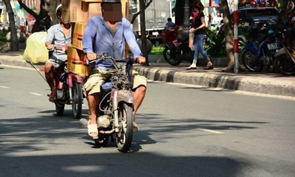 Một xe “cà tàng” lưu thông trên đường ở TP.HCM