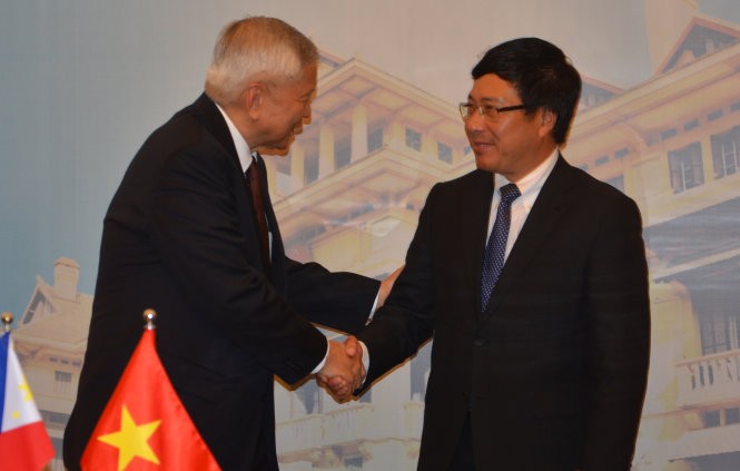 Phó Thủ tướng, Bộ trưởng Bộ Ngoại giao Việt Nam Phạm Bình Minh và Ngoại trưởng Philippines Albert Ferreros del Rosario bắt tay thân mật sau cuộc hội đàm ngày 21-10 - Ảnh: Q.Trung