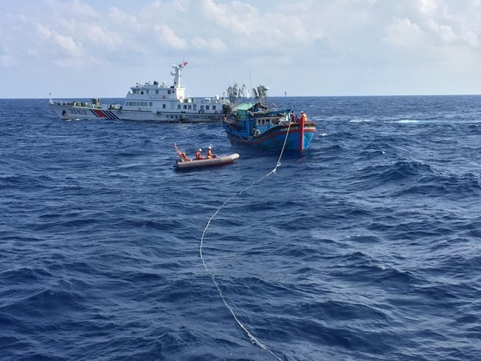 Clip 3 giờ căng thẳng đấu tranh với tàu hải cảnh Trung Quốc để cứu ngư dân Việt Nam  ảnh 2