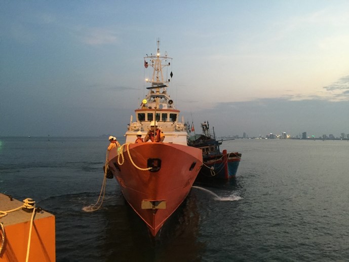 Clip 3 giờ căng thẳng đấu tranh với tàu hải cảnh Trung Quốc để cứu ngư dân Việt Nam  ảnh 3