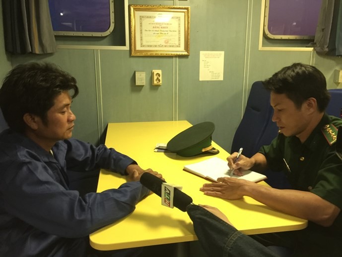 Clip 3 giờ căng thẳng đấu tranh với tàu hải cảnh Trung Quốc để cứu ngư dân Việt Nam  ảnh 4