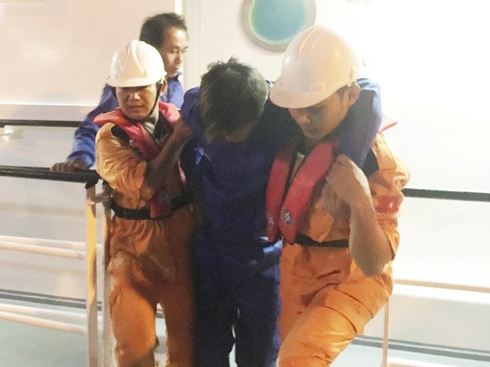 Clip 3 giờ căng thẳng đấu tranh với tàu hải cảnh Trung Quốc để cứu ngư dân Việt Nam  ảnh 5