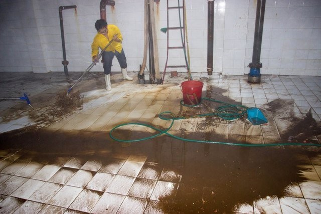 Bể nước lô D của chung cư Bellaza, Quận 7 đang được vệ sinh mới đây. Ảnh: V.H